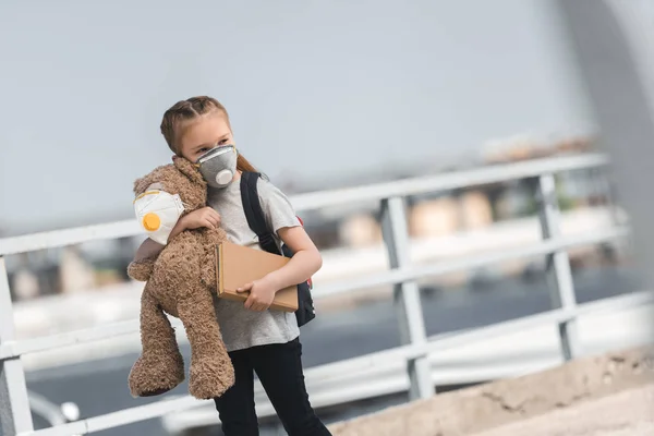 テディベアと本橋 空気汚染概念上を歩く防護マスクの子 — ストック写真