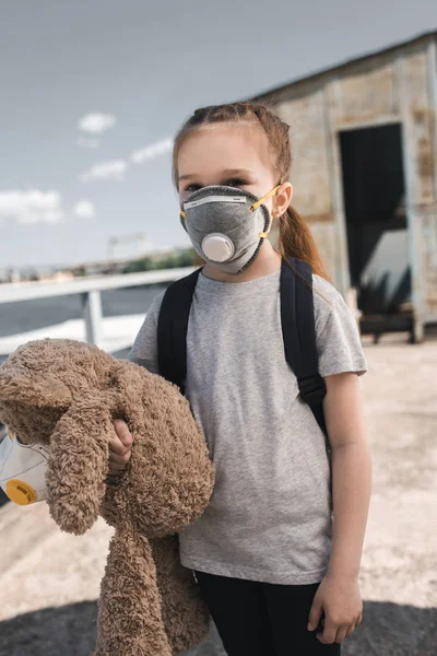 Child Protective Mask Holding Teddy Bear Bridge Air Pollution Concept — Stock Photo, Image