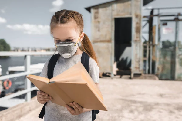 Ребенок Защитной Маске Чтение Книги Мосту Концепция Загрязнения Воздуха — стоковое фото
