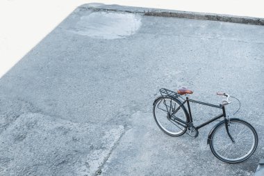 Şehir sokakta bir bisiklet yüksek açılı görünüş