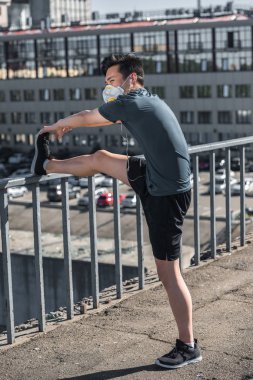 Köprü, hava kirliliği kavramı üzerinde koruyucu maske bacak Germe atletik Asya Genç