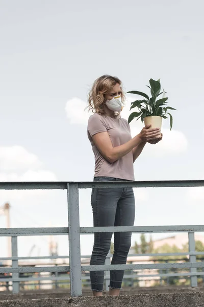 Woman Protective Mask Holding Green Potted Plant Bridge Air Pollution — Free Stock Photo