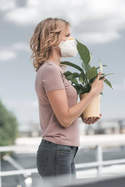 保护罩上的妇女侧面观桥上的盆栽植物 空气污染概念 — 图库照片