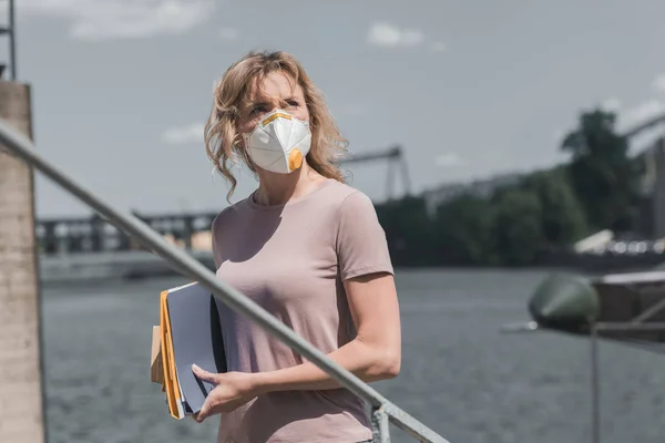 妇女在防护面具站立在桥梁与文件 空气污染概念 — 免费的图库照片