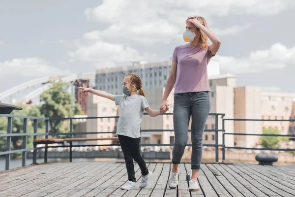 Mutter Und Tochter Schutzmasken Halten Händchen Auf Pier Luftverschmutzungskonzept — Stockfoto