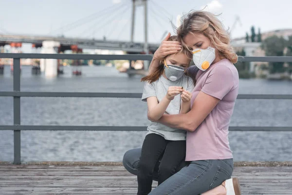 Moeder Beschermend Masker Knuffelen Dochter Brug Luchtvervuiling Concept — Stockfoto