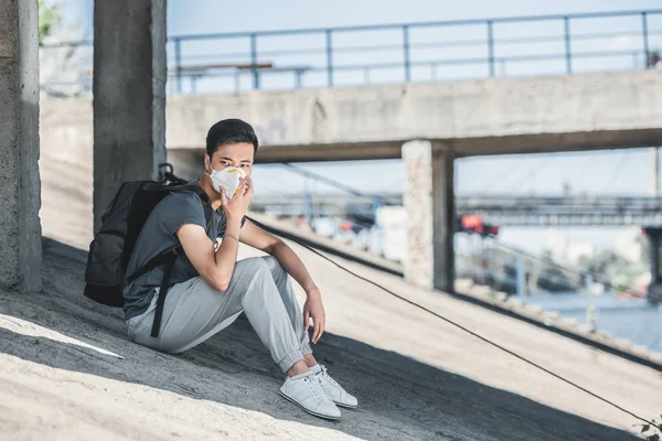 Asiático Adolescente Protección Máscara Sentado Bajo Puente Aire Contaminación Concepto — Foto de Stock