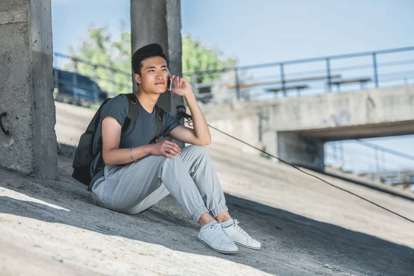 Asiático Adolescente Hablando Por Smartphone Mientras Sentado Bajo Puente Ciudad — Foto de stock gratis