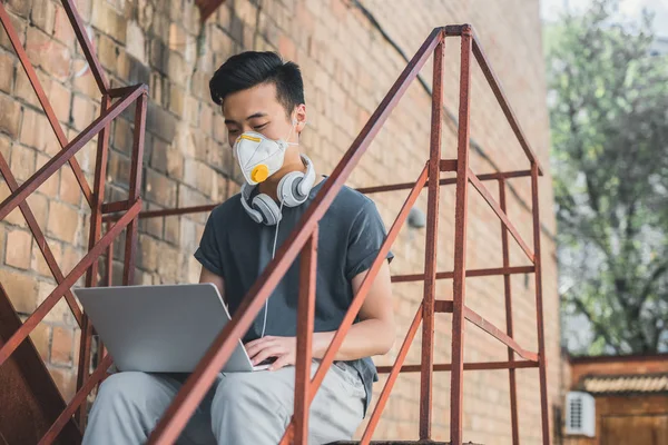 Asiático Adolescente Protección Máscara Trabajo Con Portátil Escalera Aire Contaminación — Foto de Stock