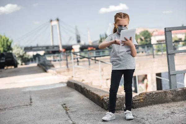 Anak Dalam Topeng Pelindung Menggunakan Tablet Konsep Polusi Udara — Stok Foto