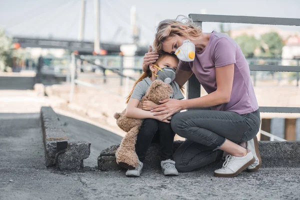 Mother Daughter Protective Masks Hugging Street Air Pollution Concept — Stock Photo, Image