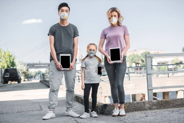 Multikulturelle Familie Mit Kind Schutzmasken Mit Tabletten Luftverschmutzungskonzept — Stockfoto