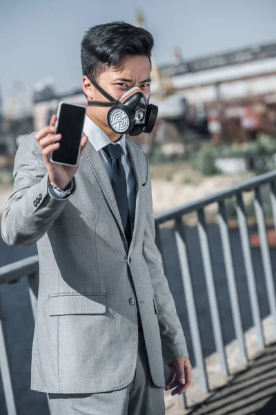 Asian Businessman Gas Mask Showing Smartphone Bridge Air Pollution Concept — Stock Photo, Image