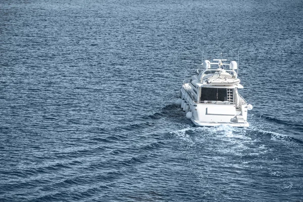 Білий Корабель Пливе Синій Річці — стокове фото
