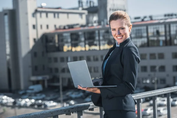 Sonriente Atractiva Mujer Negocios Pie Con Ordenador Portátil Puente — Foto de stock gratis