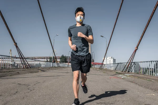 Asian Teenager Running Protective Mask Bridge Air Pollution Concept — Stock Photo, Image
