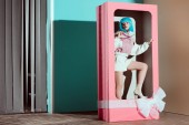 atraktivní stylová holka v modrá paruka pózuje v Dekorativní růžový box s lukem 