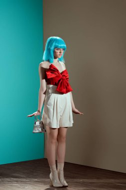 mavi peruk bir bebek ve uzağa arıyorsunuz gibi davranan güzel şık genç kadın