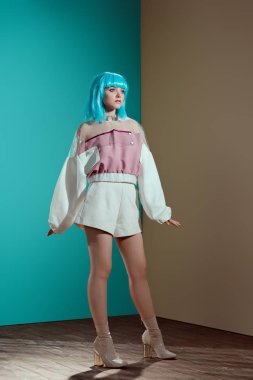 şık kadın model poz ve uzak studio seyir mavi peruk içinde tam uzunlukta görünümü