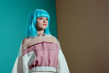güzel genç kadın mavi peruk ve moda giyim uzak studio arıyor