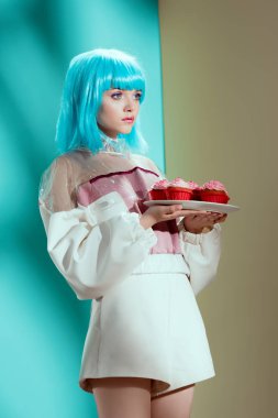 cupcakes tutarak ve uzak studio seyir mavi peruk şık kız