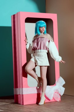 mavi peruk dekoratif pembe kutu uzağa arıyorsunuz ve yayla poz çekici moda kız