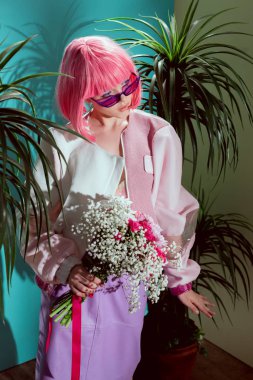 moda kız pembe peruk buket çiçek ve uzağa arıyorsunuz tutarak yüksek açılı görünüş