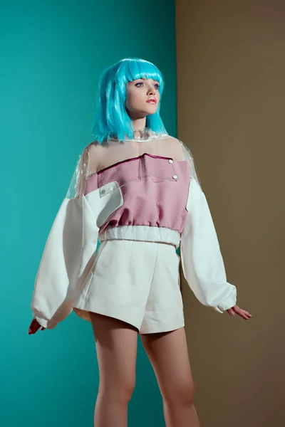 Modèle Féminin Mode Perruque Bleue Posant Regardant Loin Dans Studio — Photo