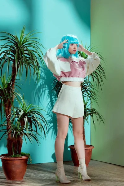 Ansicht Des Stilvollen Mädchens Mit Blauer Perücke Das Vorgibt Eine — kostenloses Stockfoto