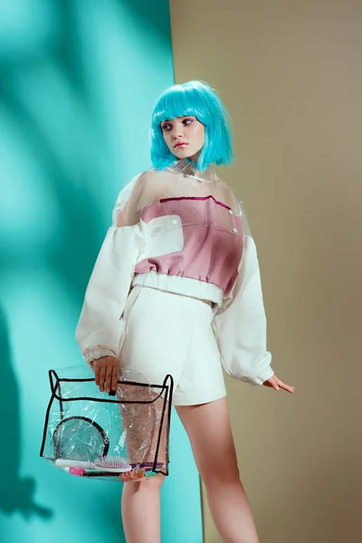 Menina Elegante Peruca Azul Segurando Saco Cosmético Transparente Olhando Para — Fotografia de Stock