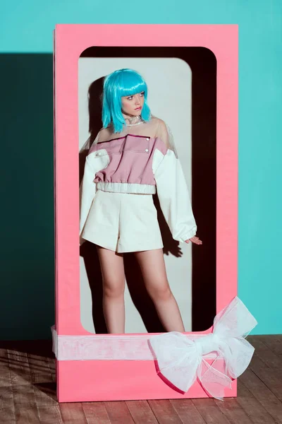 Attraktiva Flicka Trendiga Kläder Och Blå Peruk Poserar Dekorativa Box — Stockfoto