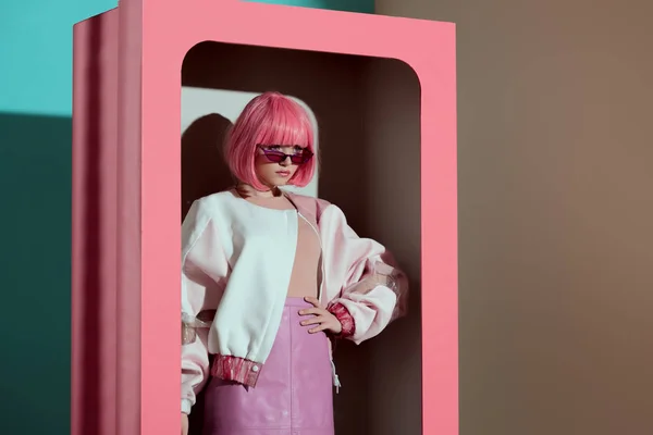 美丽的时尚女孩在粉红色的假发与手在装饰盒腰部摆在一起 — 图库照片