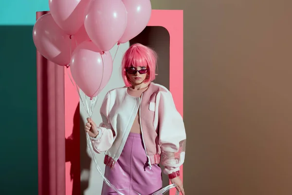 Chica Con Estilo Peluca Rosa Sosteniendo Globos Mirando Cámara Mientras — Foto de Stock