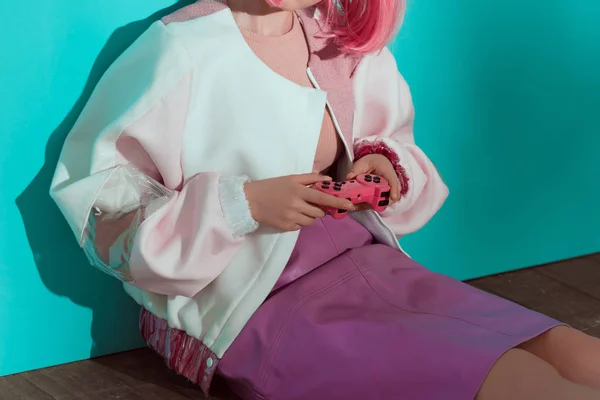 Tiro Recortado Menina Elegante Usando Joystick Rosa — Fotografia de Stock
