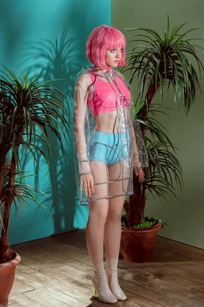Longitud Completa Hermosa Modelo Femenina Peluca Rosa Impermeable Transparente Posando — Foto de Stock