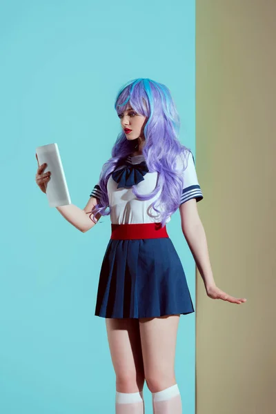Young Woman Bright Wig Using Digital Tablet Studio — Stock Photo, Image