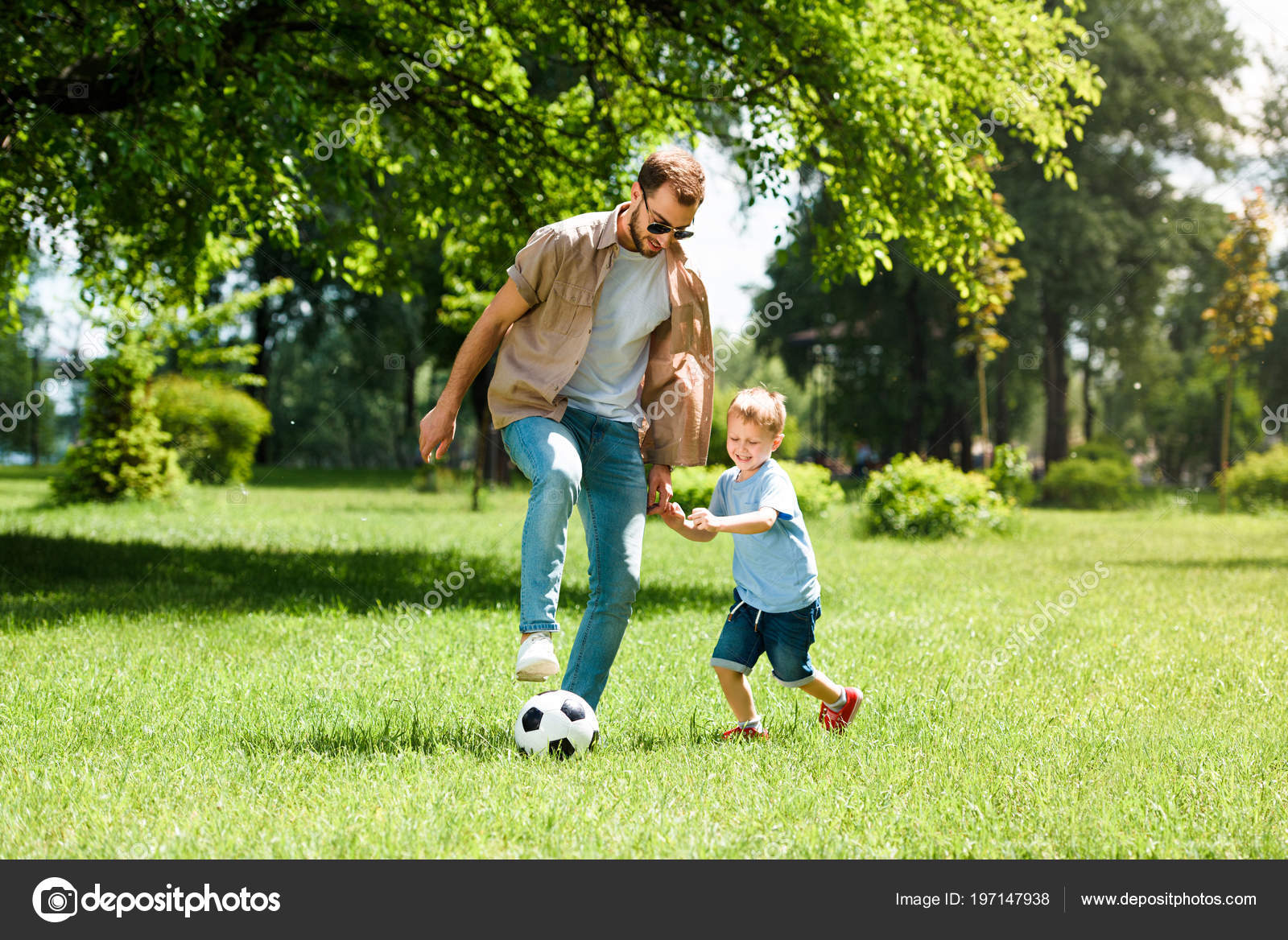Pai Filho Jogando Futebol Parque fotos,