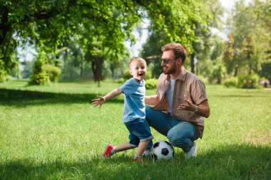 mutlu baba ve oğul futbol topu Park ile