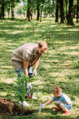 mutlu baba ve oğlu ile dikim ağaç Parkı'nda kürek