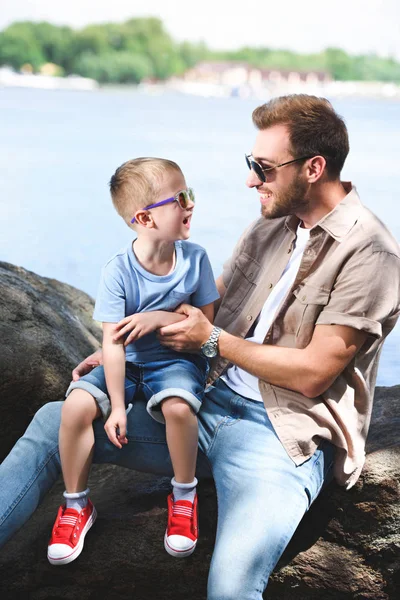 Glücklicher Vater Und Sohn Schauen Einander Auf Steinen Fluss — Stockfoto