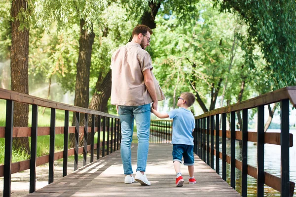 Kembali Melihat Ayah Dan Anak Berpegangan Tangan Dan Berjalan Jembatan — Stok Foto