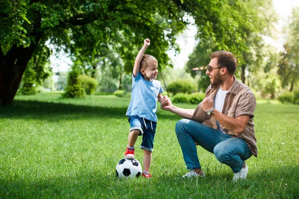 Boldog Apa Fia Mutató Igen Jel Után Focizni Park — Stock Fotó