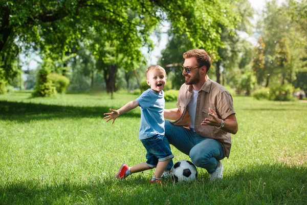 Ευτυχής Πατέρας Και Γιος Μπάλα Ποδοσφαίρου Στο Πάρκο — Φωτογραφία Αρχείου