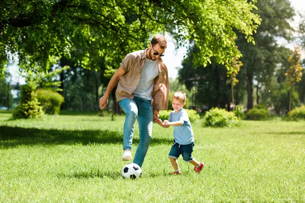Μπαμπάς Και Γιος Παίζει Ποδόσφαιρο Στο Πάρκο — Φωτογραφία Αρχείου