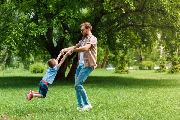 Lycklig Far Snurrar Runt Son Och Har Roligt Park — Stockfoto