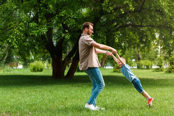 Ayah Berputar Putar Nak Dan Mereka Bersenang Senang Taman — Stok Foto