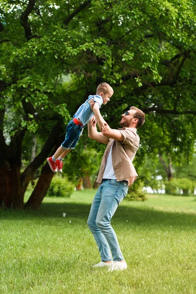 Father Son Having Fun Park — Stock Photo, Image