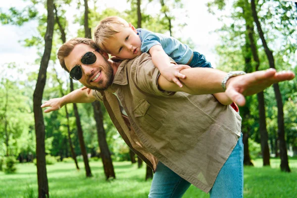 Padre Che Restituisce Maialino Figlio Parco — Foto Stock