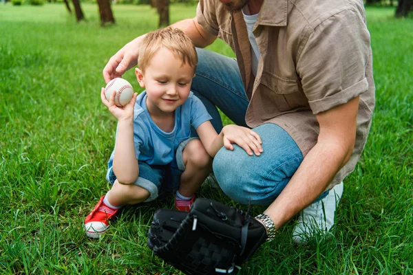 Wykadrowanego Obrazu Ojca Syna Baseball Piłki Rękawic Parku — Zdjęcie stockowe