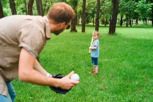 父亲和儿子在公园打棒球 — 免费的图库照片